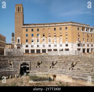 L'architettura razionalista fascista Palazzo dell'INA (Istituto Nazionale delle assicurazioni) accanto all'anfiteatro romano nel cuore dell'a Foto Stock