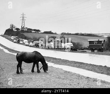 I Rom si accamparono sull'orlo della A2 nei pressi di Darenth , Kent , Inghilterra , dopo essere stati spostati per sfratto il giorno precedente - 22 gennaio 1962 Foto Stock