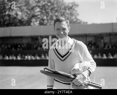 I giocatori americani, STAR DEL TENNIS AMERICANO, sono in primo piano nel Kent Lawn Tennis Championships, che ha aperto oggi a Beckenham (Kent). Tra i più famosi ci sono Earl Cochell che parla e fischietta in tribunale, e sta facendo la sua prima apparizione in Inghilterra - Budge Patty, Gardner Mulloy e Mrs. Patty Todd IMMAGINI: Earl Cochell (USA) . 6 giugno 1949 Foto Stock