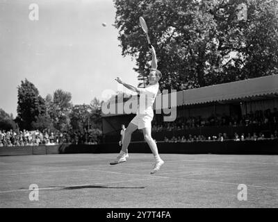 I giocatori americani, STAR DEL TENNIS AMERICANO, sono in primo piano nel Kent Lawn Tennis Championships, che ha aperto oggi a Beckenham (Kent). Tra i più famosi ci sono Earl Cochell che parla e fischietta in tribunale, e sta facendo la sua prima apparizione in Inghilterra - Budge Patty, Gardner Mulloy e Mrs. Patty Todd L'IMMAGINE MOSTRA:-Earl Cochell (USA) in azione contro F.. Wallis, che ha battuto 6-4, 4-6, 6-4, ai campionati di tennis su prato del Kent che hanno aperto oggi a Beckenham (Kent). 6 giugno 1949 Foto Stock