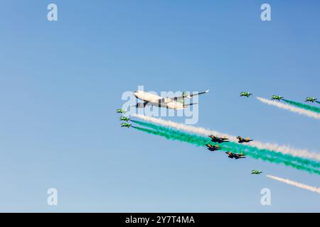 Air Force Excellence: Saudi Hawks Shine al Corniche 94th National Day Air Show di al Khobar, città : al Khobar, Arabia Saudita.27 settembre 2024. Foto Stock