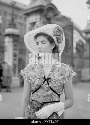 OSPITE ALLA FESTA DI PRESENTAZIONE cappello moda indossata dalla signorina ELIZABETH HOPPER , di 18 anni , di Londra, arrivando a Buckingham Palace per la festa di presentazione tenuta dal Re e dalla Regina . 19 maggio 1949 Foto Stock