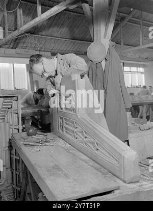ARTIGIANI NELLA '' HOUSE'' alcuni dei migliori artigiani britannici sono ora al lavoro nella realizzazione di lavori in legno per la nuova camera dei comuni. La quercia inglese che si trova nelle foreste dello Shropshire e dell' Herefordshire da circa 300 anni , viene utilizzata in questo importante compito . La vecchia camera è stata bruciata durante il blitz durante la guerra , e la nuova dovrebbe essere pronta per l' occupazione subito dopo la pausa estiva del 1950 . IMMAGINI:- Craftsman A.W. PATTENDEN , di Wealdstone ( Middx) , che lavora su una parte della sedia del sergente - at - Arms alla camera dei comuni durante la guerra Mr . Foto Stock