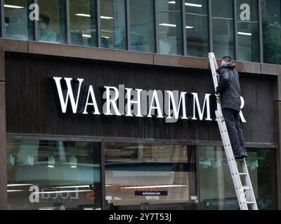 Insegna di pulizia della scala a pioggia nel negozio Warhammer Londra Regno Unito Warhammer è un gioco da guerra in miniatura da tavolo di proprietà di Games Workshop Foto Stock