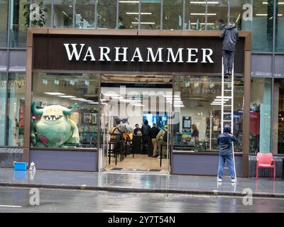Pulitrici su scala insegna di pulizia in pioggia nel negozio Warhammer Londra Regno Unito Warhammer è un gioco da guerra in miniatura da tavolo di proprietà di Games Workshop Foto Stock