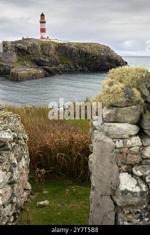 Faro a Eilean Glas a Scalpay, Ebridi esterne, Scozia. Uno dei più antichi della Scozia. Faro rosso e bianco costruito da Robert Stevenson nel 1824. Foto Stock