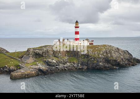 Faro a Eilean Glas a Scalpay, Ebridi esterne, Scozia. Uno dei più antichi della Scozia. Faro rosso e bianco costruito da Robert Stevenson nel 1824. Foto Stock