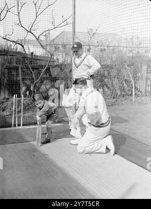 INNING '' SORT'' - - - occhi paterni critici osservano il piccolo IAN SQUIRES di quattro anni , figlio del Surrey all- Rounder STAN SQUIRES ( inginocchiato ) mentre gioca un colpo di prua alla più recente e più piccola scuola di cricket di Londra , fondata da Stan Squires nel giardino della casa pubblica del Duca di Wellington , di cui è il mio ospite , a Hampton Hill . - In piedi c'è LAURIE FISHLOCK , il Surrey e il battitore inglese . Squires senior fu allievo del compianto G.A. Faulkner , allenatore e allenatore All- rounder sudafricano , ed è considerato uno dei pochi allenatori di cricket veramente esperti della Gran Bretagna . Durante il Foto Stock