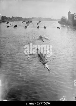 CAMBRIDGE VINCE PER QUARTO dopo una delle gare più difficili mai disputate , CAMBRIDGE vince la gara di barca delle università contro OXFORD di un quarto di lunghezza . Cambridge ha percorso il corso del Tamigi di 4 e un quarto di miglio da Putney a Motlake in 18 minuti e 57 secondi . Questa fu la 50a vittoria di Cambridge nelle gare ufficiali , contro i 43 di Oxford . IMMAGINI :- Oxford che conduce Cambridge all'Hammersmith Bridge . 26 marzo 1949 Foto Stock