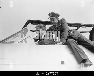 SIG. EDEN VOLA SU Un METEOR in visita alla contea del Kent (NO. 500) il Royal Auxiliary Air Force Squadron, si sta addestrando a Thorny Island, Hants., oggi il signor Anthony Eden, che è un aereo onorario, Commodoro dello Squadron, ha fatto il suo primo volo su un aereo da caccia a reazione. Inviato dal leader dello Squadron H.C.Kennard, D.F.C., C.O.dello Squadron, e comandante in tempo di guerra del famoso Eagle Squadron, che ha volato a oltre 500 km/h con un meteorite biposto VII jet trainer. Lo Squadron, che ha sede a West Malling vicino a Maidstone, famosa stazione di caccia Battle of Britain, addestramento annuale del distretto a Thorny Foto Stock