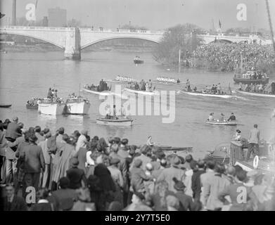 CAMBRIDGE VINCE PER QUARTO dopo una delle gare più difficili mai disputate , CAMBRIDGE vince la gara di barca delle università contro OXFORD di un quarto di lunghezza . Cambridge ha percorso il corso del Tamigi di 4 e un quarto di miglio da Putney a Motlake in 18 minuti e 57 secondi . Questa fu la 50a vittoria di Cambridge nelle gare ufficiali , contro i 43 di Oxford . L' IMMAGINE MOSTRA :- gli equipaggi si avvicinano al traguardo . 26 marzo 1949 Foto Stock