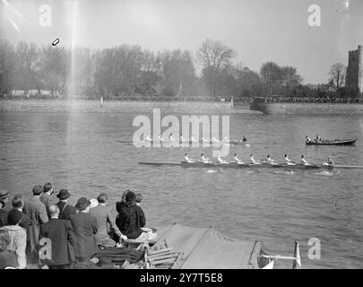 OXFORD V CAMBRIDGE BOAT RACE le università Boat Race tra Oxford e Cambridge erano in canoa lungo il percorso di quattro miglia e un quarto di miglio da Putney al lago Mort . Delle 93 gare precedenti , Cambridge ha vinto 49 contro le 43 di Oxford , con un morto . LE IMMAGINI MOSTRANO :- INIZIO DELLA CORSA IN BARCA - gli equipaggi di Cambridge e Oxford partono alla 94a gara ufficiale in barca . CAMBRIDGE HA VINTO per un quarto di lunghezza in un tempo di 18 minuti . 57 secondi - una delle corse più difficili. 26 marzo 1949 Foto Stock