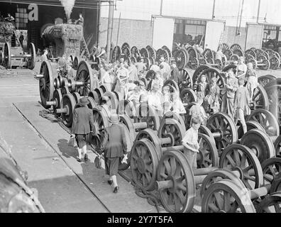 VOLATA VIA CON GIOIA, Un'escursione "dietro le quinte" alla locomotiva e alla carrozza come Ashford, Kent, è stata gestita oggi da Londra dalla Southern Region of British Railways. C'erano anche escursioni economiche da quasi tutte le parti del Kent. Nei lavori, aperti per la giornata, si vedevano locomotive, componenti e carri in tutte le fasi di costruzione, tra cui una delle ultime locomotive della classe Battle of Britain. su cui i visitatori sono stati invitati a fare un breve giro sulla pedana . L'IMMAGINE MOSTRA:- era un caso di ruote e più ruote AS Foto Stock