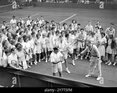 LE STELLE DEL TENNIS ALLENANO GIOVANI GIOCATORI quattro famosi tennisti sul prato che partecipano al torneo professionistico al coperto presso l' Empire Pool , Wembley , Londra , hanno dato un allenamento di massa gratuito a Wembley ai membri delle organizzazioni giovanili e dei club di tennis . Sono J. KRAMER, D. BUDGE , DINNY PILS e PANCHO SEGURA , che sono stati osservati ieri sera da una folla di 8.000 persone, tra cui il Premier e la signora . Atlee . LE IMMAGINI MOSTRANO: DONALD BUDGE che mostra colpi di tennis agli appassionati giovani di Wembley . 2 settembre 1949 Foto Stock