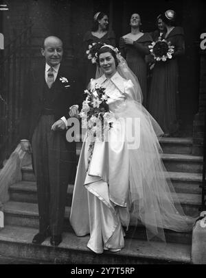 MANNEQUIN SPOSA LA BIRRERIA Mannequin CHRISTINE HIGHAM , 25, di Richmond , qui raffigurata mentre lasciava Hyde Park Hotel , Londra per il suo matrimonio con William Harbord , ex Yorkshire e M.C.C. cricketer di 41 anni nella cappella di St Columba , Cadogan Square, Londra . La coppia si fidanzò nelle Ebridi . Lo sposo , educato all'Eton College e a Brasenose, Oxford, ha partecipato al TOUR M.C.C DELLE Indie occidentali nel 1934-35. Entrambi sono appassionati cavalieri e prima di diventare modella, Miss Higham ha partecipato a spettacoli. LA FIGURA MOSTRA:  la sposa , con il treno che le è agganciato sul braccio, parte con il br Foto Stock