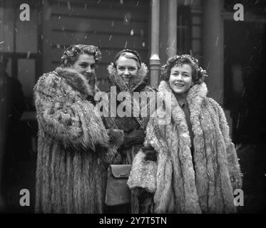 Con i capelli innevati, questi manichini anticipavano il clima artico dell'Inghilterra e erano avvolti in pellicce quando arrivarono alla Victoria Station , Londra da Parigi per partecipare ad una sfilata Schiaparelli al Ciro's Club . I tre manichini sono a sinistra a destra Nicole , Regine e Ghislaine . 4 dicembre 1950 Foto Stock