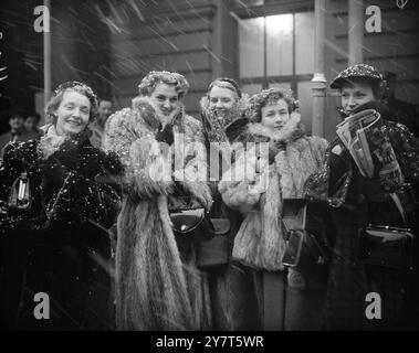 Con i capelli innevati, questi manichini anticipavano il clima artico dell'Inghilterra e erano avvolti in pellicce quando arrivarono alla Victoria Station , Londra da Parigi per partecipare ad una sfilata Schiaparelli al Ciro's Club . 4 dicembre 1950 Foto Stock