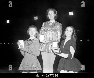 La ragazza britannica è campionessa di pattinaggio artistico alle Olimpiadi invernali di Oslo Miss Jeanette Altwegg, campionessa mondiale ventunenne, europea e britannica ha ottenuto la prima medaglia d'oro britannica a Oslo vincendo il titolo femminile di pattinaggio artistico. Ha vinto con un margine di due punti dalla sedicenne Miss Tenley Albright con la francese Mlle Jacqueline du Bief terza. Presentazione delle medaglie: Da sinistra a destra Tenley Albright ( USA ) 2°, Jeanette Altwegg (grande Brtiain) 1° e Jacqueline du Bief (Francia ) 3° 20 febbraio 1952 Foto Stock