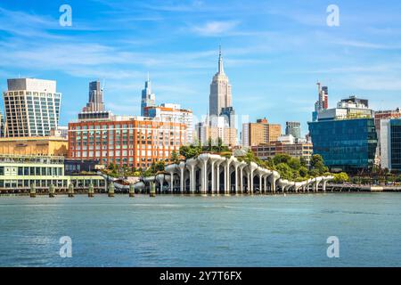 Little Island e vista dello skyline di New York dal fiume Hudson, Stati Uniti d'America Foto Stock