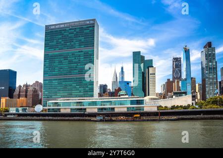 Complesso di edifici delle Nazioni Unite sull'East River a New York City view, Stati Uniti d'America Foto Stock