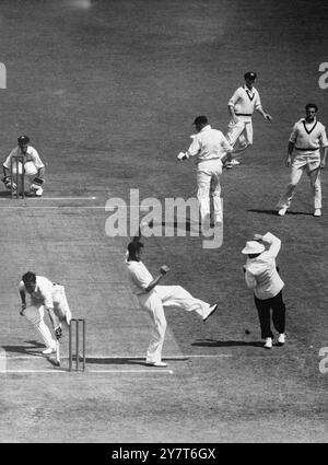 BAILEY SFUGGE A Un RUN-OUT l'inglese Trevor Bailey (primo piano sinistro) sfugge a un run out durante il secondo test match contro l'Australia a Melbourne. La scena è durante il secondo giorno di gioco. L'Inghilterra ha perso il test per 28 corse. 22 dicembre 1950 Foto Stock