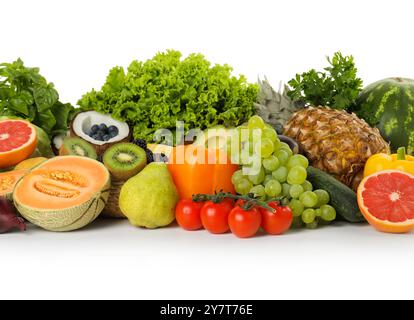 Diverse verdure e frutta fresche isolate su bianco Foto Stock