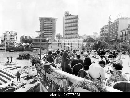 Beirut: Presso il famoso Hotel St George sulla spiaggia di Beirut , turisti e residenti benestanti si radunano per il pranzo , indiscussi dalle nuvole di guerra in Medio Oriente 12 aprile 1969 Foto Stock