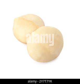 Noci di macadamia pelate intere isolate su bianco Foto Stock