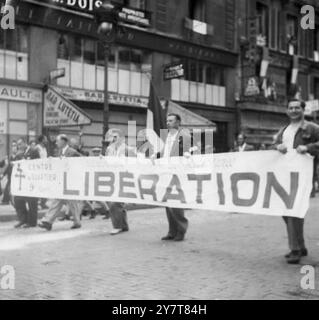 LIBERAZIONE DI PARIGI 26 AGOSTO 1944PARIS mostra fotografica GRATUITA:- gli uomini dei Maquis marciano lungo una strada di Parigi portando davanti a loro un enorme striscione che proclamava la liberazione della città. 26 agosto 1944 Foto Stock