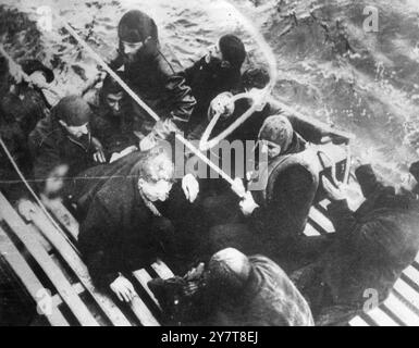 GUARDIA COSTIERA degli Stati Uniti NEL SALVATAGGIO ATLANTICO 235 UOMINI ANNEGATI 1944U-boat sono attivi nel Nord Atlantico e questa drammatica foto è stata scattata quando un taglierino della guardia costiera degli Stati Uniti CAPITANATO da Roy L. Raney, di Marblehead, Massachusetts, ha raccolto i sopravvissuti congelati dopo che un sottomarino tedesco aveva affondato la loro nave. Per aver salvato 235 vittime da due navi silurate, il capitano Raney ricevette un encomio ufficiale. Spettacoli fotografici:- i sopravvissuti della nave silurata si fermano a bordo della taglierina di salvataggio. 30 dicembre 1944 Foto Stock