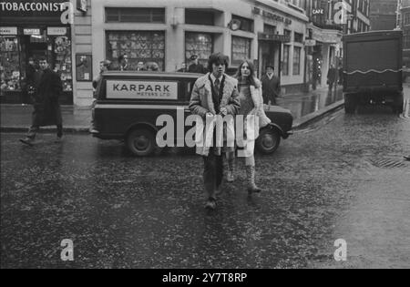 Christopher Jagger , fratello di Rolling Stone Mick, con Suzy Creamcheese Zeiger , Regina degli hippies , entrambi apparsi con altre quattro persone al Marlborough Street Court dopo essere stati arrestati mentre protestavano contro la condanna di nove mesi pronunciata a Brian Jones , dei Rolling Stones , per reati di droga. In un precedente processo è stato dichiarato che Chris Jagger era andato alla demoniaca per dare sostegno morale alla protesta. 21 dicembre 1967 Foto Stock