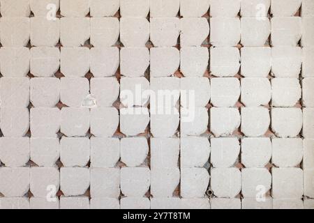 Sfondo astratto della parete interna di un bagno in fase di ristrutturazione con supporto in piastrelle di cemento a vista Foto Stock