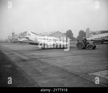 SCHIANTO ALL'AEROPORTO DI NORTHOLT viene trainato l'aereo di linea bimotore della Royal Air Force che oggi si è schiantato nella nebbia all'aeroporto di Northolt. Il passeggero e un equipaggio di due persone sono rimasti feriti quando l'aereo ha raschiato la parte superiore di una recinzione di legno, ha colpito l'antenna wireless e un'auto controllata dall'aeroporto, ha scivolato per 400 metri su una ruota e si è fermato con il naso nel fango sul lato della pista. Il passeggero era il vice maresciallo dell'aria A.C. Stephens, Senior Air staff Officer, Coastal Command, che aveva volato a Northolt da Little Rissington, Gloucestershire, Inghilterra. 16 ottobre 1950 Foto Stock