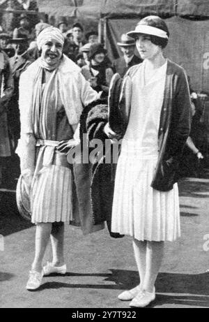 Un grande duello di tennis su prato : Suzanne Lenglen bv Helen Wills a Cannes che divenne nota come la partita del secolo. La finale dei singoli femminili nel Torneo Carlton a Cannes , Francia il 16 febbraio 1926 anticipare il loro grande match a Cannes : Mlee Suzanne Lenglen (a sinistra) e Miss Helen Wills Mlle Lenglen hanno vinto in due set consecutivi - 6-3, 8-6 . Ma il secondo set era una lotta disperata , c'è stato un incidente notevole nella dodicesima partita di questo set , quando un ritorno da Miss Wills è stato considerato da entrambi i giocatori come "fuori" e come decisivo del set 7-5, e con esso la partita in Foto Stock