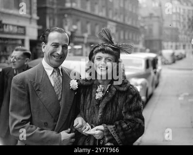 VARIETY STARS WED i due partner di un programma televisivo e teatrale di varietà hanno firmato un contratto a vita quando diventano marito e moglie a Caxton Hall, Westminster, Londra oggi. Sono Carl Carlisle di Londra e Miss Maisie Weldon, che è nata a Liverpool ed è la figlia del famoso comico inglese Harry Weldon. Durante il loro tour in America di recente, il team di Carlisle e Weldon :-- che fanno le imitazioni -- sono stati ospiti dello show televisivo di Milton Berle da costa a costa. LE IMMAGINI MOSTRANO: La sposa e lo sposo che lasciano Caxton Hall, Londra, dopo il matrimonio di oggi. 1950 Foto Stock