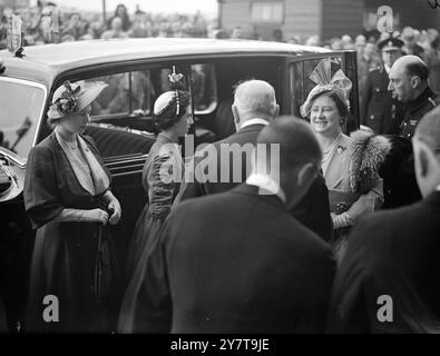 REGINA E PRINCIPESSE ARRIVANO PER DERBY il 27 maggio 1950 il re, ancora con la sua mano fasciata, accompagnato dalla regina, le principesse, la regina Maria e altri membri della famiglia reale, arrivò a Epsom, Surrey, oggi (sabato) per assistere al Derby del 1950. Le immagini mostrano: La Regina indossa il viola pallido con un fow wrap di platino, arrivando ad Epsom con le due principesse. La principessa Elisabetta indossa un cappotto e un abito di prugna scura, noto come "gola dei piccioni", ripreso da lilla pallida. Il cappotto di seta della principessa Margaret ha un piccolo motivo bianco e nero. Il suo cappello bianco e' sfavillante con alte prugne nere Foto Stock