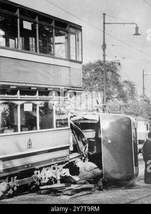 7 MORTI MENTRE IL TRAM AFFONDA L'AUTOBUS 24 maggio 1950 sette persone sono rimaste uccise e 40 ferite quando un autobus della Corporation e un tram sono entrati in collisione a Great Western Road, Glasgow, oggi (mercoledì). Entrambi i veicoli erano affollati di lavoratori. L'autobus, un autobus a due piani, rovesciato nel percorso del tram. Il tram si è schiantato sul tetto dell'affollato ponte dell'autobus e si è incastrato nel soffitto del ponte inferiore. Una flotta di ambulanze degli ospedali vicini ha portato medici e infermieri sul posto e gli osservatori hanno aiutato a salvare i passeggeri intrappolati. L'immagine mostra: La parte anteriore del tram Foto Stock