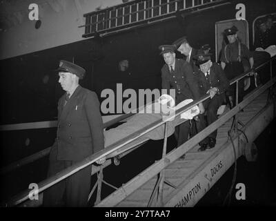 FERITO NELL'ESPLOSIONE DELLA SALA CALDAIE DURANTE LE PROVE DI LINER del 14 maggio 1950 con nove uomini feriti a bordo, il transatlantico New Australia da 26.000 tonnellate tornò a Southampton dopo che un'esplosione della sala caldaie era avvenuta durante le prove sui motori. L'uomo era stato spruzzato con acqua bollente. I feriti più gravi sono stati portati a terra sulle barelle. L'incidente si verificò quando la nave si trovava a circa 15 miglia a sud-ovest di St Catherines, Isola di Wight. La nuova Australia, che deve trasportare gli emigranti in Australia, è stata convertita a Southampton dal monarca delle Bermuda, lussuosa foderata gravemente danneggiata dal fuoco di H. Foto Stock