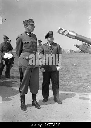 OSSERVATORI MILITARI STRANIERI ALLA MANIFESTAZIONE DI ARTIGLIERIA BRITANNICA 9 maggio 1950 rappresentanti militari stranieri erano tra gli osservatori di una manifestazione della Scuola di Artiglieria a Larkhill, nella piana di Salisbury, oggi (martedì). Alcuni dei più recenti tipi di artiglieria britannici, tra cui i cannoni trainati e semoventi, furono mostrati in un passato di marzo e successivamente entrarono in azione in un finto scontro con i carri armati. Gli elicotteri sono stati utilizzati per "spotting". Le immagini mostrano: Tenente colonnello Clifton Pyle dell'American Air Force (a destra) dal maresciallo, Texas, e colonnello Divinare R Frey, comandante, 7th Division, Swiss Arm Foto Stock