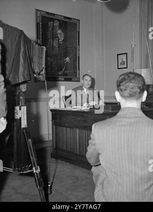 Una FOTO DEL SEGRETARIO DI STATO AMERICANO Dean Acheson, il Segretario di Stato americano, posa per la sua fotografia all'Ambasciata americana, Grosvenor Square, londra oggi (sabato). Acheson è a Londra per tre colloqui di potere con il ministro degli Esteri francese e il ministro degli Esteri britannico. Foto Stock