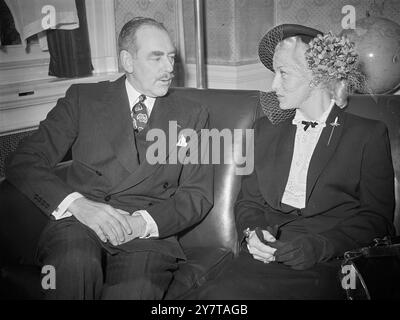 NOMINA DEL SIG. ACHESON 12 maggio 1950, Lucille Vogeler, bionda moglie di 38 anni di Robert Vogeler, ha fatto visita oggi (venerdì) al sig. Dean Acheson, Segretario di Stato americano, presso l'ambasciata americana Grosveenor Square, Londra. Ha discusso con lui quali misure si potrebbero adottare per garantire il rilascio di suo marito, che sta scontando una pena di 15 anni per presunto spionaggio imposto a lui da un tribunale ungherese lo scorso febbraio. La onorevole Vogeler è volata da Vienna per incontrare Acheson, che si trova a Londra per tre colloqui di potere con il ministro degli Esteri britannico e il ministro degli Esteri francese. Il Suprem ungherese Foto Stock