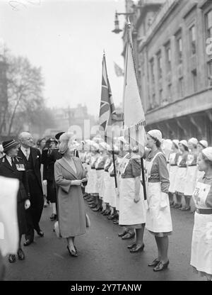 LA REGINA ISPEZIONA INFERMIERE DELLA CROCE ROSSA 8 maggio 1950 la regina ha visitato il quartier generale della British Red Cross Society a Grosvenor Crescent, Londra oggi (lunedì). La visita è stata effettuata in occasione dell'anniversario di Henri Dunant, fondatore della società. La foto mostra: La Regina che ispeziona le infermiere della Croce Rossa all'arrivo oggi al quartier generale. Foto Stock