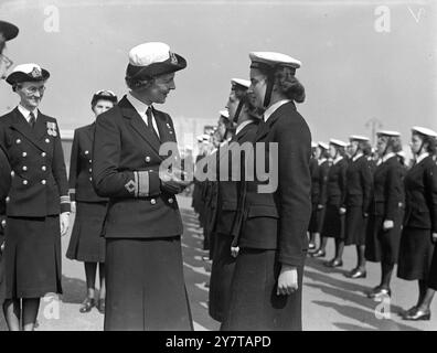 DUCHESSA DI KENT ISPEZIONA le WRNS A PLYMOUTH - - la duchessa di Kent, indossando la sua uniforme come Comandante del Womens Royal Naval Service, fa un'immagine informale piacevole mentre chatta con un Wren in parata a St Budeaux, Plymouth. - La Duchessa stava facendo la sua prima visita ai quartieri di St Budeaux della WRNS impiegati negli stabilimenti navali nella zona di Plymouth. In seguito, ha fatto il saluto in un passato di marzo. Foto Stock