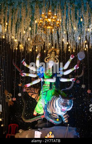 Un bellissimo idolo di Maa Durga adorato in un panda durante Navratri. Navratri è la più grande festa religiosa dell'induismo Foto Stock