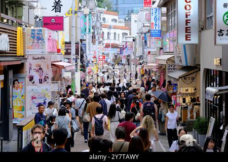 Affollata via Takeshita, un ritrovo popolare per adolescenti e turisti giapponesi ad Harajuku. Shibuya Ward. Tokyo, Giappone Foto Stock