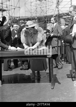 UN ANNO AL FESTIVAL E Una VISITA REALE AL SITO OGGI 2 maggio 1950 il Re e la Regina hanno incontrato i membri del Festival of Britain Council negli uffici del Festival a Savoy Court, Londra, e hanno visitato il sito del Festival sulla South Bank del Tamigi oggi, (martedì) un anno prima dell'apertura della Mostra del 1951. Accompagnati da Herbert morrison, Anthony Eden, Clement Davies, presidente del Festival generale Lord Ismay e Gerald Barry, le loro Maestie hanno visitato la Cupola della scoperta, fulcro della mostra, e hanno visto i progressi del Concerto H LCC Foto Stock