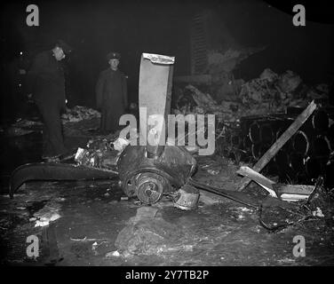 29 MORTI SEGNALATI IN UN INCIDENTE della B.E.A. ALL'AEROPORTO DI LONDRA NEBBIA ventinove dei trentuno occupanti sono morti in un aereo della B.E.A. Viking che si è schiantato in una fitta nebbia quando atterra all'aeroporto di Londra da Parigi stasera. Due sopravvissuti, uno inteso come hostess, sono stati portati in ospedale. L'aereo, che trasportava passeggeri su uno dei voli economici della compagnia da 10 sterline da Parigi, sembra aver superato la pista. Si dice che si sia schiantato in una pila di tubi di ferro e che sia scoppiato in fiamme. I vigili del fuoco e i soccorritori si sono fatti strada attraverso il campo d'aviazione collegato alla nebbia fino al relitto, sca Foto Stock