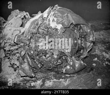 29 MORTI SEGNALATI IN UN INCIDENTE della B.E.A. ALL'AEROPORTO DI LONDRA NEBBIA ventinove dei trentuno occupanti sono morti in un aereo della B.E.A. Viking che si è schiantato in una fitta nebbia quando atterra all'aeroporto di Londra da Parigi stasera. Due sopravvissuti, uno inteso come hostess, sono stati portati in ospedale. L'aereo, che trasportava passeggeri su uno dei voli economici della compagnia da 10 sterline da Parigi, sembra aver superato la pista. Si dice che si sia schiantato in una pila di tubi di ferro e che sia scoppiato in fiamme. I vigili del fuoco e i soccorritori si sono fatti strada attraverso il campo d'aviazione collegato alla nebbia fino al relitto, sca Foto Stock