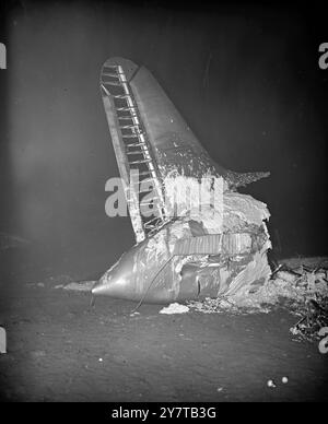 29 MORTI SEGNALATI IN UN INCIDENTE della B.E.A. ALL'AEROPORTO DI LONDRA NEBBIA ventinove dei trentuno occupanti sono morti in un aereo della B.E.A. Viking che si è schiantato in una fitta nebbia quando atterra all'aeroporto di Londra da Parigi stasera. Due sopravvissuti, uno inteso come hostess, sono stati portati in ospedale. L'aereo, che trasportava passeggeri su uno dei voli economici della compagnia da 10 sterline da Parigi, sembra aver superato la pista. Si dice che si sia schiantato in una pila di tubi di ferro e che sia scoppiato in fiamme. I vigili del fuoco e i soccorritori si sono fatti strada attraverso il campo d'aviazione collegato alla nebbia fino al relitto, sca Foto Stock