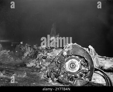 29 MORTI SEGNALATI IN UN INCIDENTE della B.E.A. ALL'AEROPORTO DI LONDRA NEBBIA ventinove dei trentuno occupanti sono morti in un aereo della B.E.A. Viking che si è schiantato in una fitta nebbia quando atterra all'aeroporto di Londra da Parigi stasera. Due sopravvissuti, uno inteso come hostess, sono stati portati in ospedale. L'aereo, che trasportava passeggeri su uno dei voli economici della compagnia da 10 sterline da Parigi, sembra aver superato la pista. Si dice che si sia schiantato in una pila di tubi di ferro e che sia scoppiato in fiamme. I vigili del fuoco e i soccorritori si sono fatti strada attraverso il campo d'aviazione collegato alla nebbia fino al relitto, sca Foto Stock